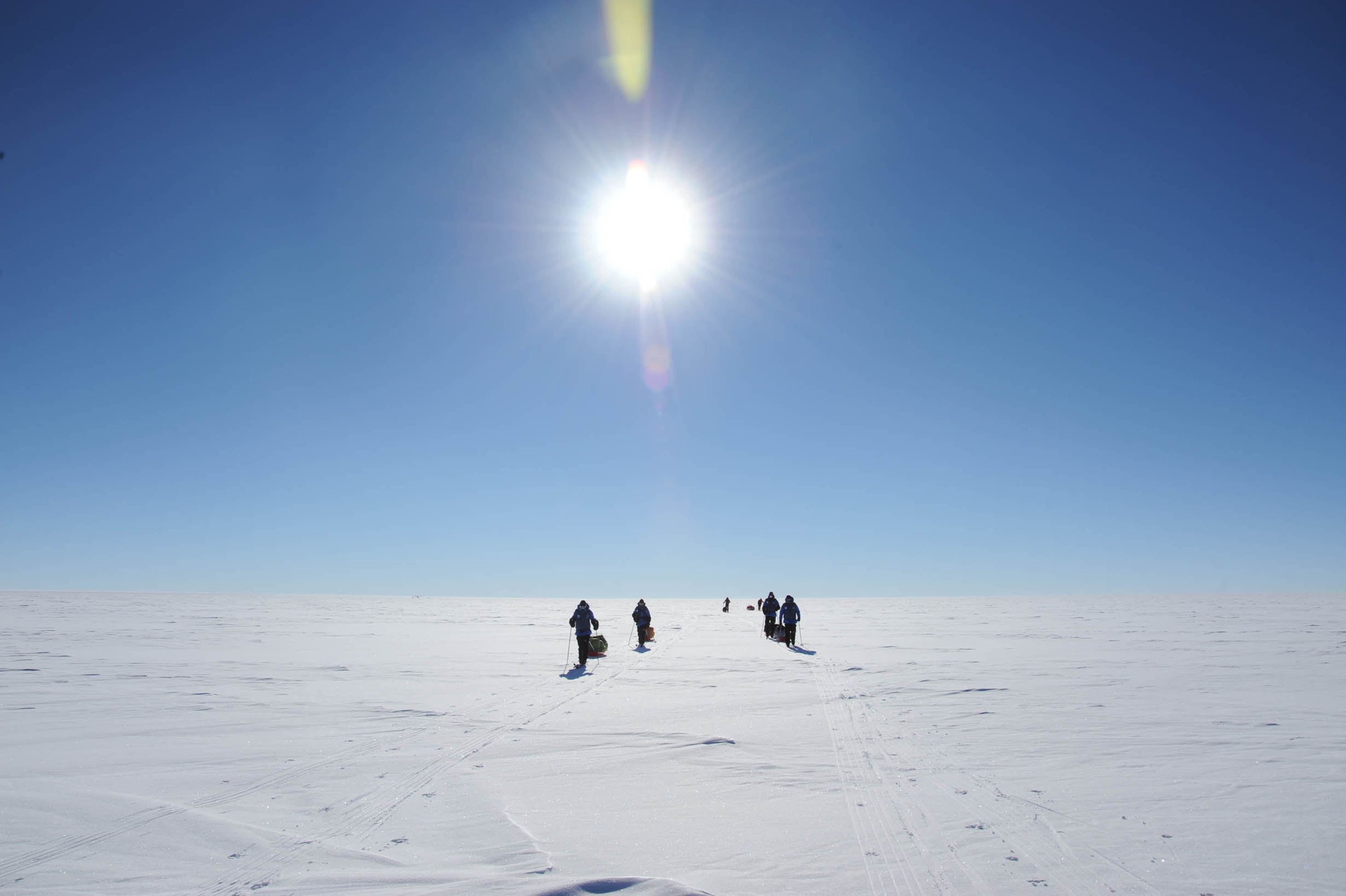 Южный полюс день и ночь. Южный полюс Антарктида. Полярный день на Северном полюсе. Солнце в Арктике. Солнце в Антарктиде.